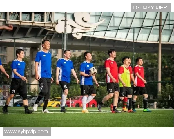 秋季时尚与足球激情交融4号秋衣的明星运动员魅力揭秘